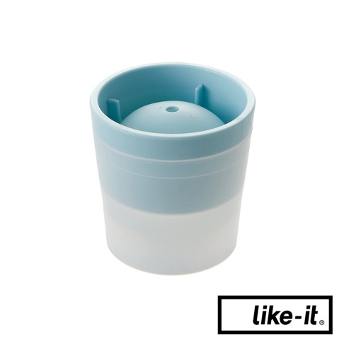 淺藍色與半透明材質的圓柱形威士忌冰球製冰盒，內部有一個圓形冰球模具，頂部有注水孔。