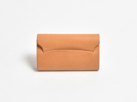 職人手作皮革迷你卡片收納夾，使用淺棕色皮革製成，設計簡潔，具有一個翻蓋和明顯的車線細節，整體呈長方形。