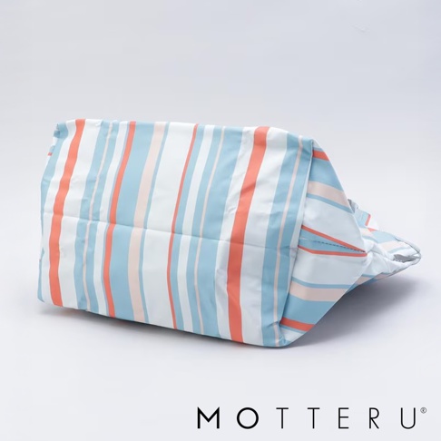 輕時尚摺疊保冷可立托特袋，採用藍色、珊瑚紅、淺粉色和白色的垂直條紋設計，材質類似尼龍，袋身呈現蓬鬆狀，底部有縫線。