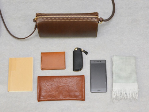 Sサイズ収納例:文庫本、パスケース(GS-7)、キーケース(GS-43)、長財布(GS-50)、スマートフォン、ハンカチ