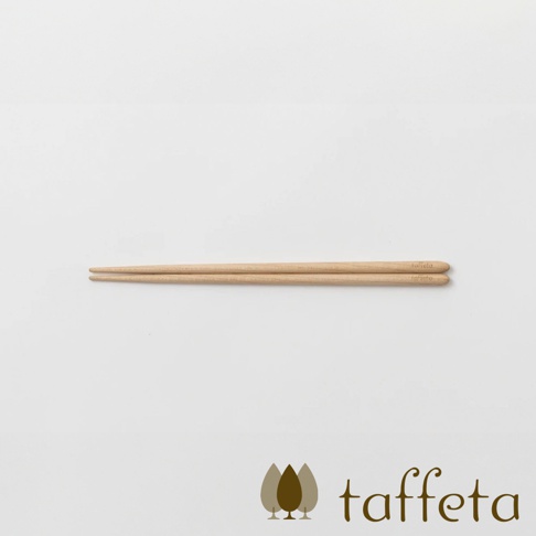一雙21公分長的楓木圓筷，呈現天然木質紋理與淺棕色調，筷子末端印有品牌標誌。