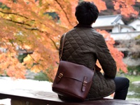 作り手も革色チョコを愛用しています。散策の相棒にもおすすめです。