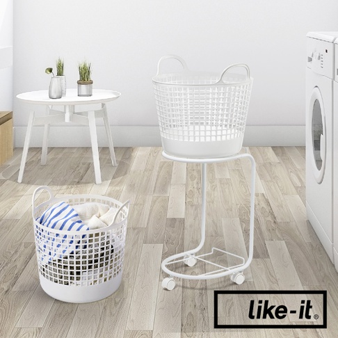 白色塑膠圓形洗衣提籃，有著網格狀的設計，其中一個提籃放在地上，裝有藍白條紋毛巾和白色毛巾。另一個較大的同款提籃則架在一個帶有輪子的白色金屬支架上。