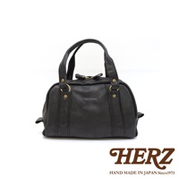 黑色皮革迷你波士頓包，採用水洗加工處理，配有金色金屬拉鍊和兩個提把。包身側面有明顯的皮革縫線裝飾，整體呈現自然隨性的風格。