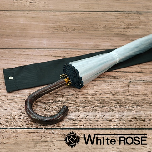 職人高級樺木透明傘，傘骨金屬色，握把為深棕色彎曲樺木材質，傘面為透明材質。傘旁放置黑色收納套。