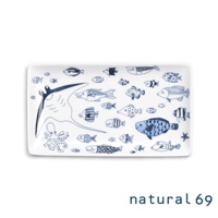 白色長方陶瓷餐盤，印有藍色線條描繪的海洋生物，包含魟魚、章魚、各式魚類及海星。