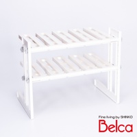 白色伸縮槽下雙層L腳收納架，由塑膠材質製成，兩層皆為條狀隔板設計，結構穩固，可調整寬度。