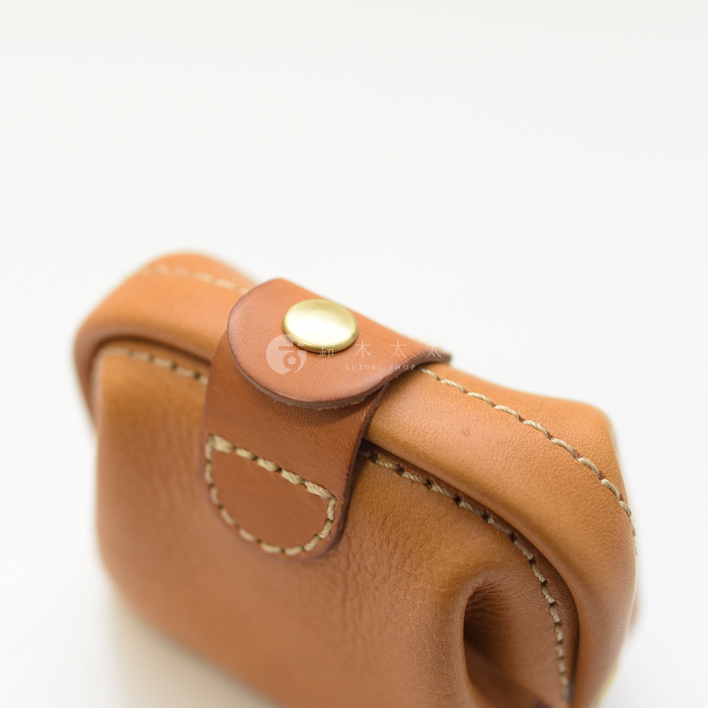 職人手作皮革口金化妝包 KF-143 M，採用棕褐色皮革，配有金色按扣，手工縫線清晰可見。