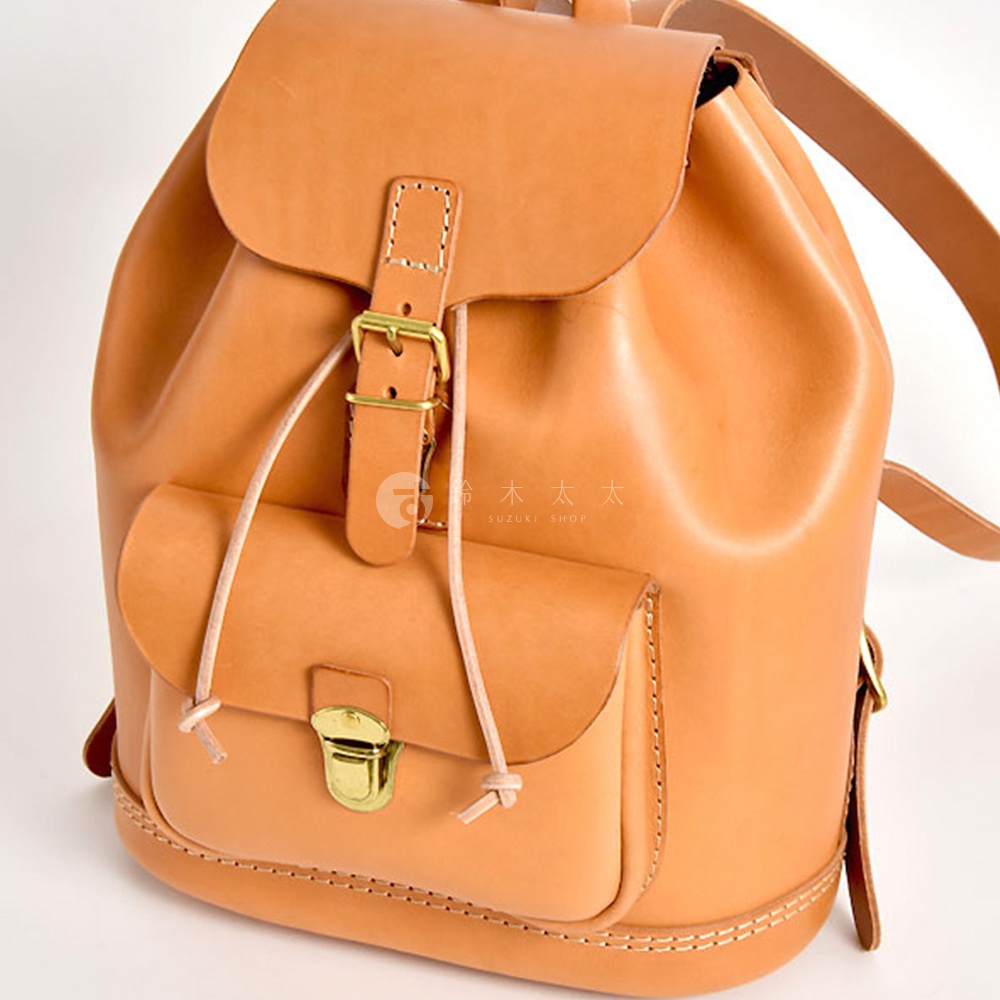 職人手作皮革經典後背包 R-4，天然皮革材質，淺棕色調，配有金色金屬扣環與抽繩設計，風格復古簡約。