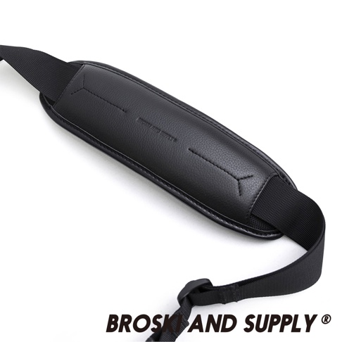 黑色防水真皮革兩用手提後背包 LABOR mini 的黑色皮革加厚肩墊，帶有品牌壓紋及縫線細節，搭配黑色織帶及扣環。