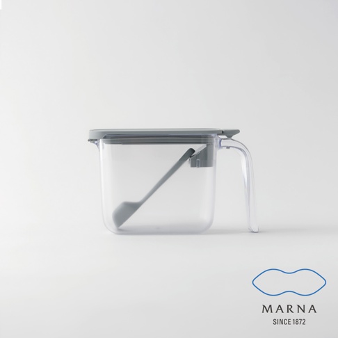 透明塑膠製的密封調味料盒，配有灰色蓋子和湯匙，容量 370ml，帶有提把，背景為白色。