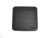 職人手作黑色皮革印章墊板，方形設計，邊緣縫線整齊，右下角印有「HERZ」品牌標誌。