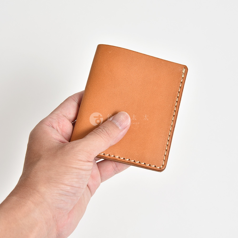 日製HERZ手工皮革卡片夾，裝在手中，皮夾表面有日文壓印LOGO，邊緣縫線精緻。