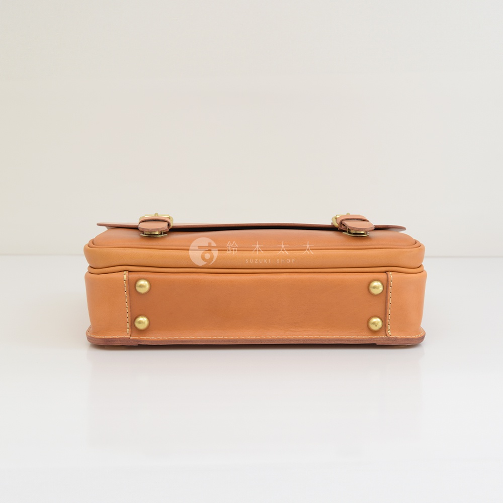 職人手作極簡風三用商務公事包，採用棕褐色皮革，配有金色金屬扣環和鉚釘，設計簡潔，適合商務場合。