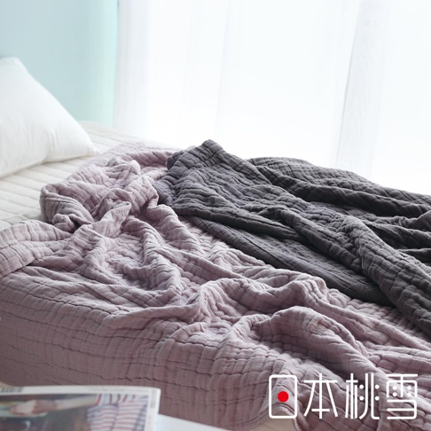兩床雙人八層紗被，一床為柔和的淡紫色，另一床為深灰色，皆呈現鬆軟的紋理，覆蓋在床上，背景為白色窗簾。