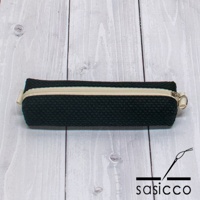 黑色三河木綿刺子織筆袋，帶有米白色拉鍊和金屬拉環，呈現簡約紡織紋理。