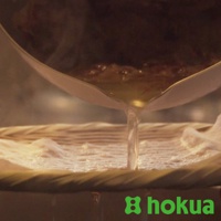 職人槌目雪平鍋（20cm）的鍋身傾斜，金黃色湯汁從鍋緣流下，下方有白色泡沫和編織紋理的蒸篩。