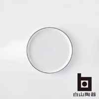 白磁千段圓盤，表面有同心圓紋理，邊緣帶有褐色細線，材質為陶瓷。