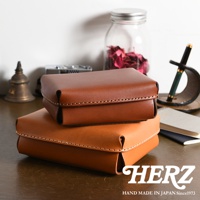 兩件式職人手作皮革小物收納盒，上層為深棕色，下層為淺棕色，皆採用縫線裝飾，材質為皮革。