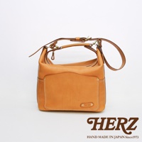 職人手作皮革厚實單肩波士頓包，呈現原色皮革質感，搭配金屬扣環與拉鍊，設計簡約實用。