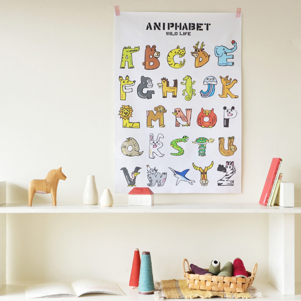 無框帆布藝術海報，上面印有「ANIPHABET WILD LIFE」標題，以及由不同動物組成的英文字母 A 至 Z，動物們色彩鮮豔，線條活潑，帆布材質。