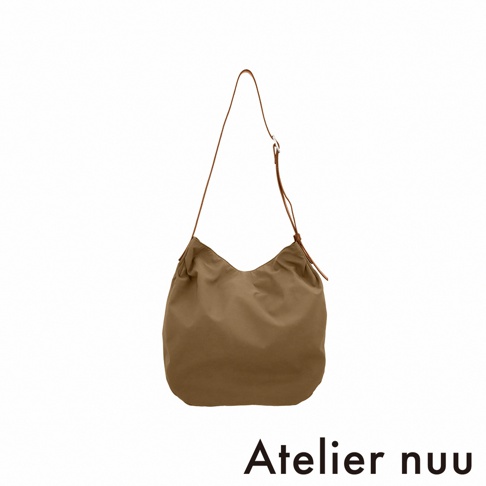 Atelier nuu ssent 肩背托特包，棕色帆布材質，簡約設計，可調節肩帶。