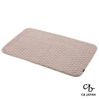 CB JAPAN 品牌標誌旁為一張淺米色、長方形且帶有凹凸紋理的地墊。