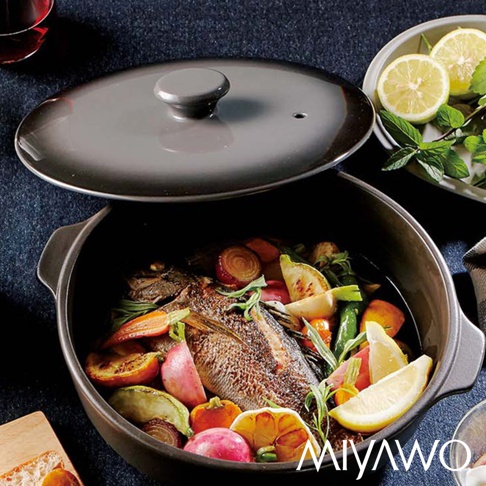 IH系列9號導熱加強型陶土湯鍋，漸層可可黑，鍋內盛有烤魚、根莖類蔬菜及檸檬片，搭配灰色鍋蓋，呈現精緻烹調氛圍。
