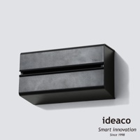 黑色ABS材質的壁掛/桌上兩用擦手紙架，造型簡潔，設有出紙槽，可壁掛或放置桌面使用。