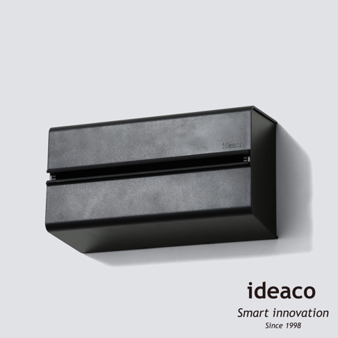 黑色ABS材質的壁掛/桌上兩用擦手紙架，造型簡潔，設有出紙槽，可壁掛或放置桌面使用。