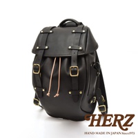 黑色皮革經典雙扣後背包，配有兩個可調節搭扣和抽繩閉合，側邊有金屬細節，適合日常使用。