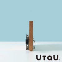 木質砧板架，搭配銀色不鏽鋼掛鉤，側面有黑色圓形配件，背景為淺藍色。