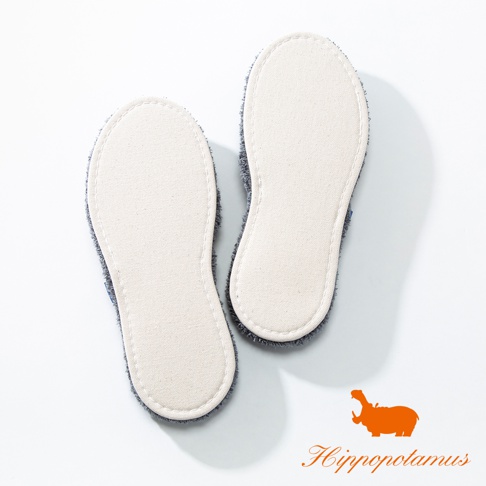 一雙灰色竹棉混紡人字夾腳室內拖鞋，露出米白色鞋墊，邊緣有白色縫線。