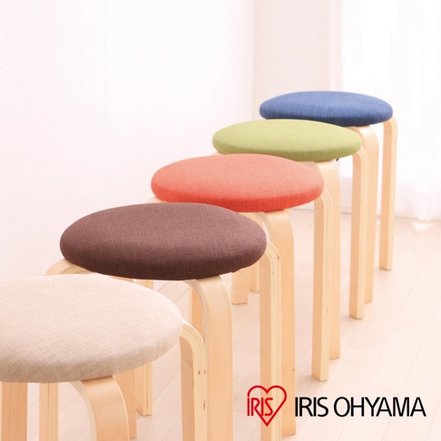 一系列木質圓椅凳，椅面分別為米白色、棕色、橘紅色、淺綠色和藍色，椅腳為淺木色。