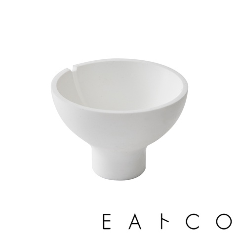 白色漏斗，碗狀開口，底部為圓柱形，材質疑似為陶瓷或水泥。