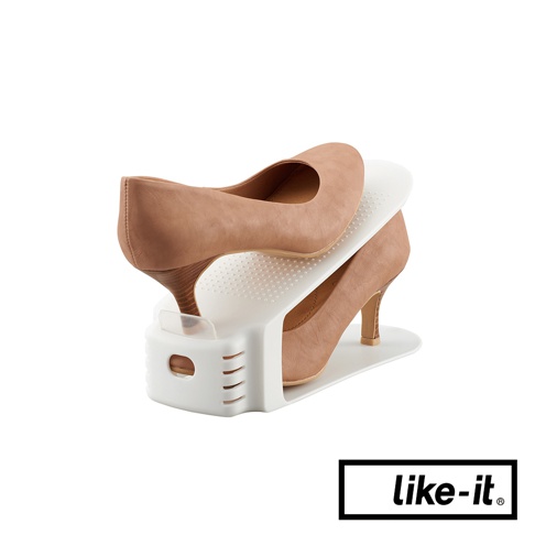 白色塑膠可調節雙層鞋架，展示一雙裸色高跟鞋，鞋架具有可調節設計，可節省空間。