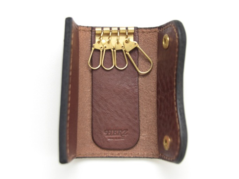 職人手作皮革鑰匙包，深棕色皮革，內含四個金色鑰匙鉤。