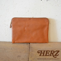 職人手作皮革Organ雙拉鍊收納袋，淺棕色，柔軟皮革材質，正面有品牌壓印，搭配黃銅色拉鍊，附有皮革拉環。