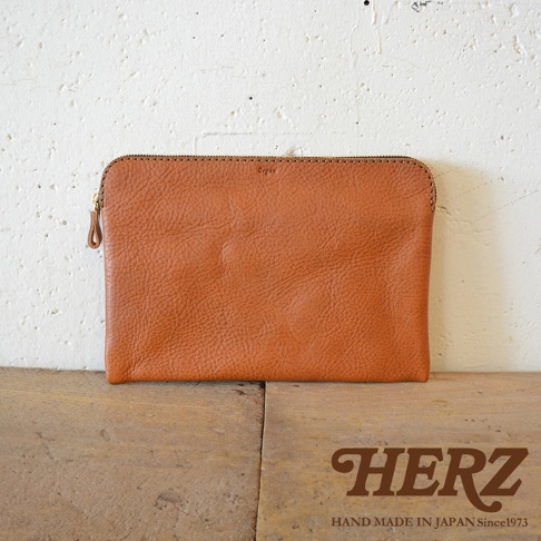 職人手作皮革Organ雙拉鍊收納袋，淺棕色，柔軟皮革材質，正面有品牌壓印，搭配黃銅色拉鍊，附有皮革拉環。