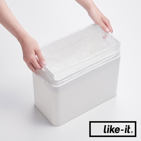 一只手正在為白色長方形垃圾桶內套上透明塑膠垃圾袋，垃圾桶外觀簡潔，側面有提把設計。