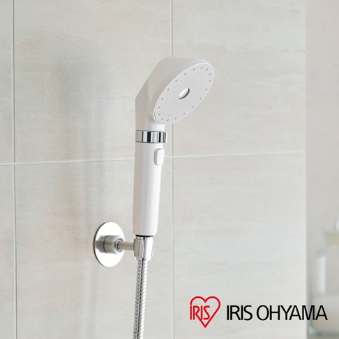 IRIS OHYAMA MICOLA 超微細泡蓮蓬頭，白色蓮蓬頭固定在淺灰色磁磚牆壁上