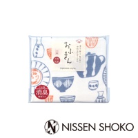 日系風格棉紗廚房拭巾，印有藍色與橘色調的日式餐具圖案，例如茶壺、碗、杯子等。布料為白色，質感輕柔。