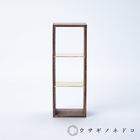 深棕色木質框架，內有兩層淺色置物板，形成三層的垂直收納櫃。