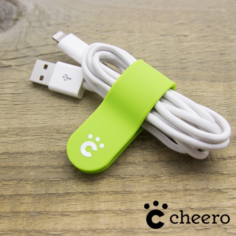 亮綠色萬能QQ變形夾，採用矽膠材質，將白色充電線纏繞固定，並搭配USB接頭。夾子上印有白色小狗腳印圖案。