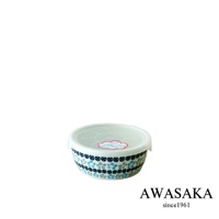 歐風附蓋保鮮碗，碗身為白色陶瓷，飾有藍色、灰色及黑色小花圖案，搭配淺綠色半透明塑膠蓋，碗緣有品牌標誌。