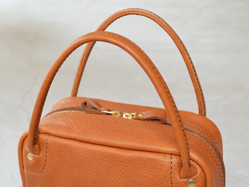 職人手作皮革Organ方形托特包 (G-47) M，採用棕褐色紋理皮革製作，設有雙提把和金色拉鍊，包身呈現方形輪廓。