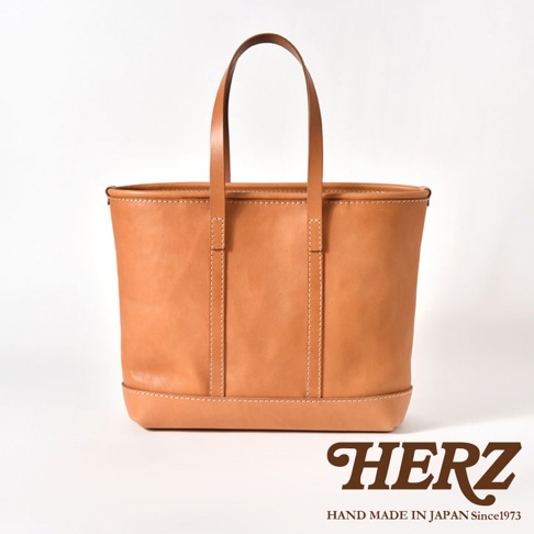 職人手作經典托特包 T-9 L 淺棕色，採用植鞣皮革製作，包身線條簡潔，配有雙提把，縫線精緻，底部加寬，展現皮革的自然紋理。