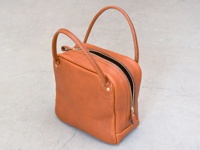 職人手作皮革Organ方形托特包 (G-47) M，採用棕色紋理皮革製成，方形簡約設計，配有頂部拉鍊開合及一對手提把。