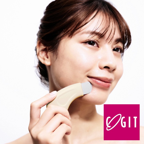 COGIT 品牌標誌下方，一位女性使用美顏提拉滾輪輕柔清潔臉部。