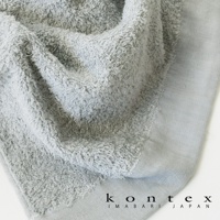 PRIMAVERA 超細纖純棉素面浴巾，淺灰色，柔軟蓬鬆的毛圈織法，質地細緻，邊緣有素色滾邊。